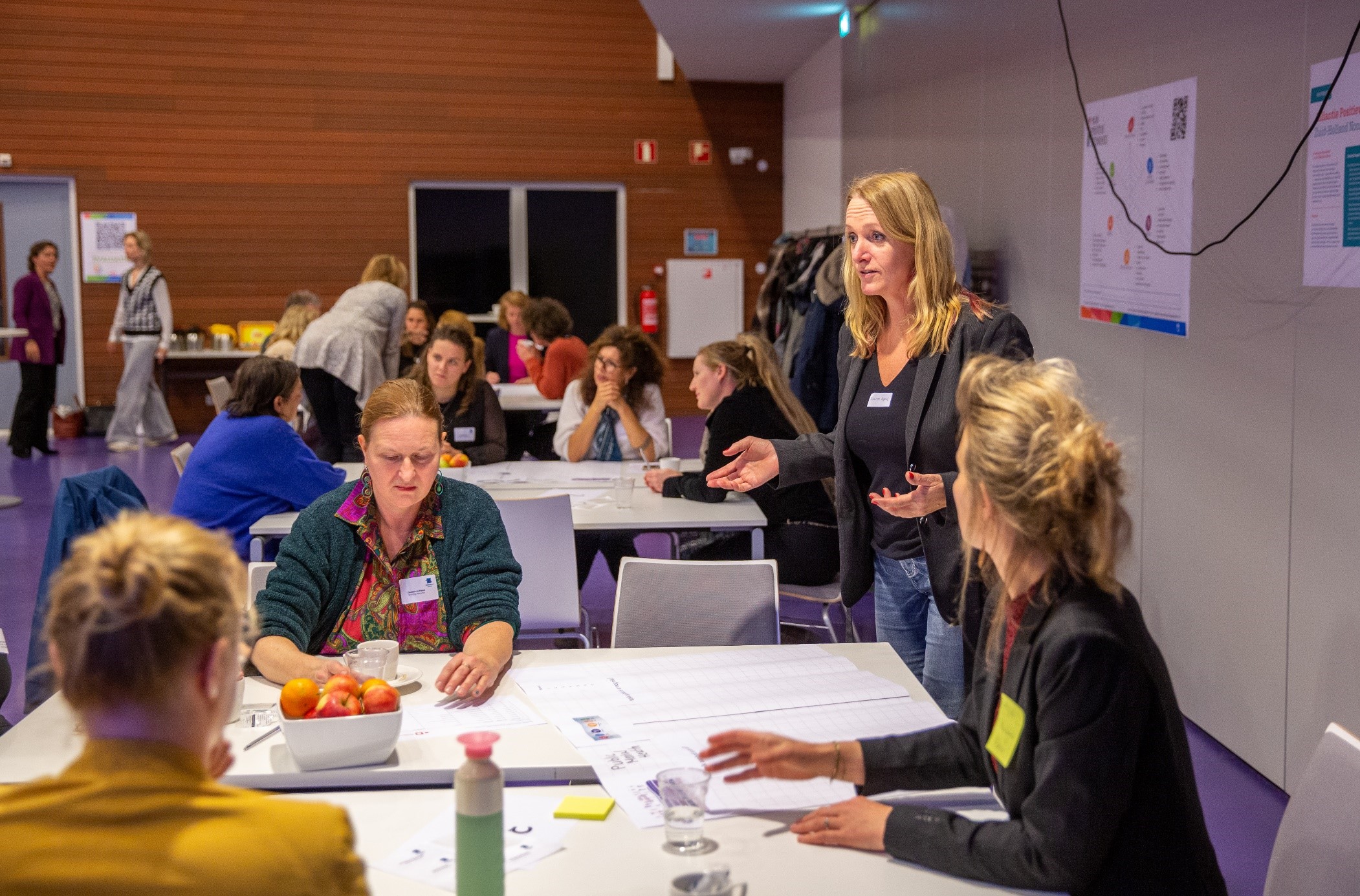 Ondanks het brede zorg- en welzijnsaanbod nemen de wachtlijsten in de GGZ toe. Hoe kunnen zorg- en welzijnsprofessionals deze onwenselijke ontwikkeling keren en mensen met mentale problemen zo goed mogelijk helpen? Een laagdrempelig aanbod in de wijk, waar professionals samenwerken rond de behoeften van de burger, zou uitkomst kunnen bieden, zo klonk het 17 november tijdens het zesde leeratelier positieve gezondheid.