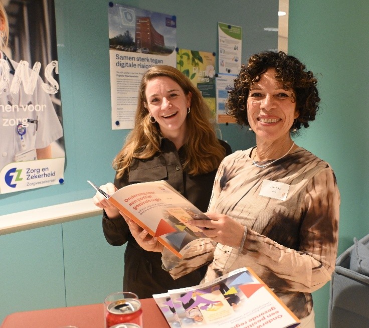 Op 12 februari vierden we een bijzondere mijlpaal: het 5-jarig bestaan van de Alliantie Positieve Gezondheid Zuid-Holland Noord. De middag begon met een feestelijke aftrap door de Verbinders van de Alliantie, Cinthya en Lotte. We zongen onszelf toe, want zoals Lotte het verwoordde: "De Alliantie zijn we samen". De bijeenkomst was een krachtige bevestiging van onze gezamenlijke ambitie om in 2030 de meest positief gezonde regio van Nederland te zijn.